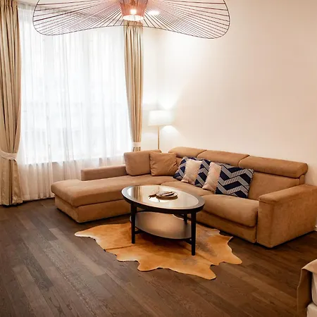 Luxury Modern Designed Oldtown Apartment *