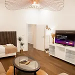 Luxury Modern Designed Oldtown Apartament